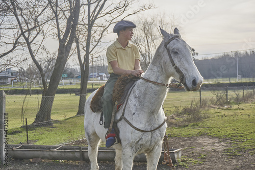 joven con su caballo blanco © Ramiro Ruiz