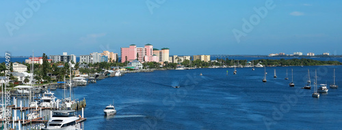 Fotografiet Fort Myers Beach skyline and the Mantanza Pass waterway.