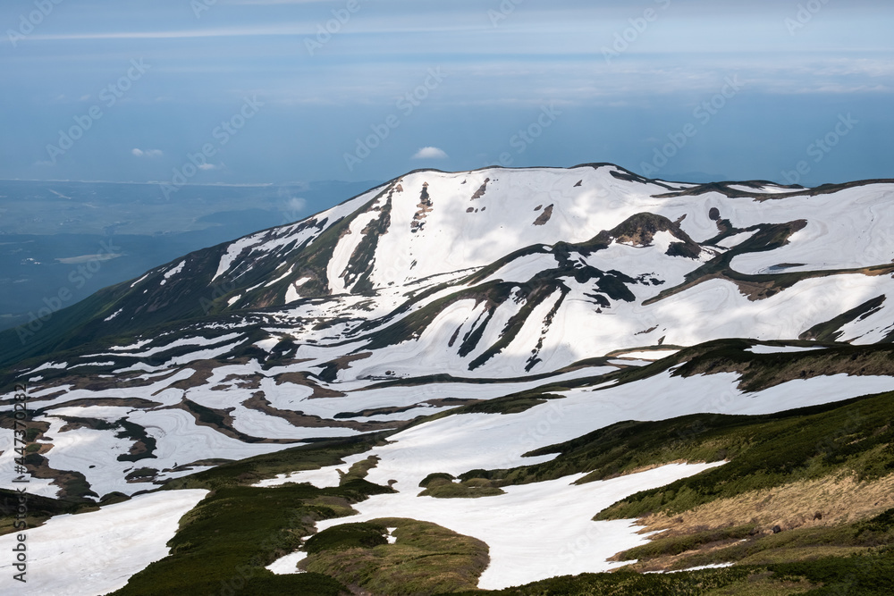 残雪の山の美しさ