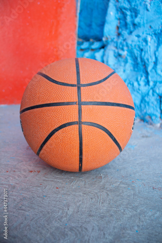 Billede på lærred BALÓN DE BALONCESTO CON FONDO AZUL Y NARANJA CON LINEAS SIMETRICAS
