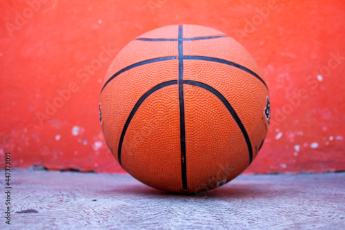 Fotografie BALON NARANJA DE BASKET BOL SOBRE FONDO NARANAJA