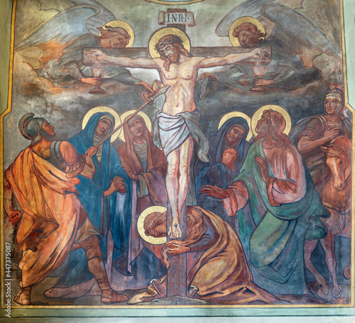 Canvastavla VIENNA, AUSTIRA - JUNI 24, 2021: The fresco of Crucifixon in the church Marienkirche by Josef Dragan (1905)
