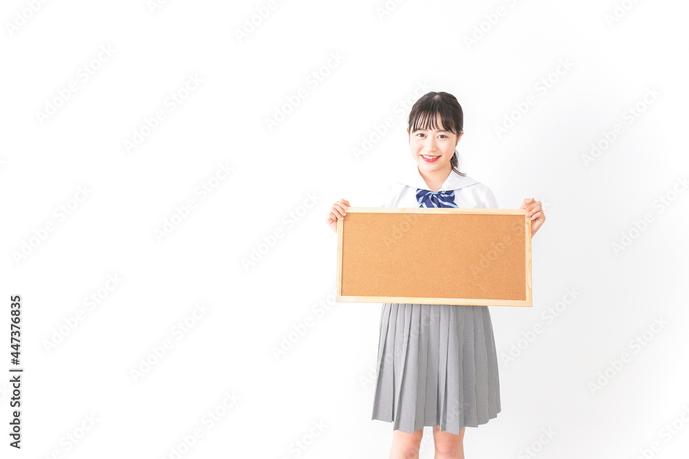 笑顔で花束を持つ若い女性 笑顔で花束を持つ若い女性