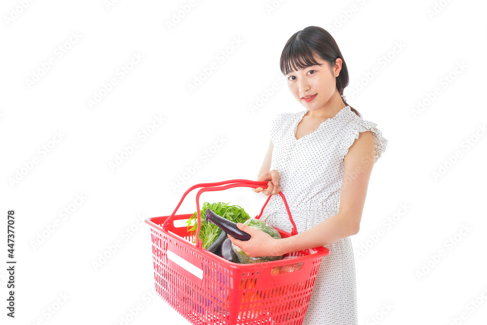 スーパー買い物をする若い女性 スーパー買い物をする若い女性