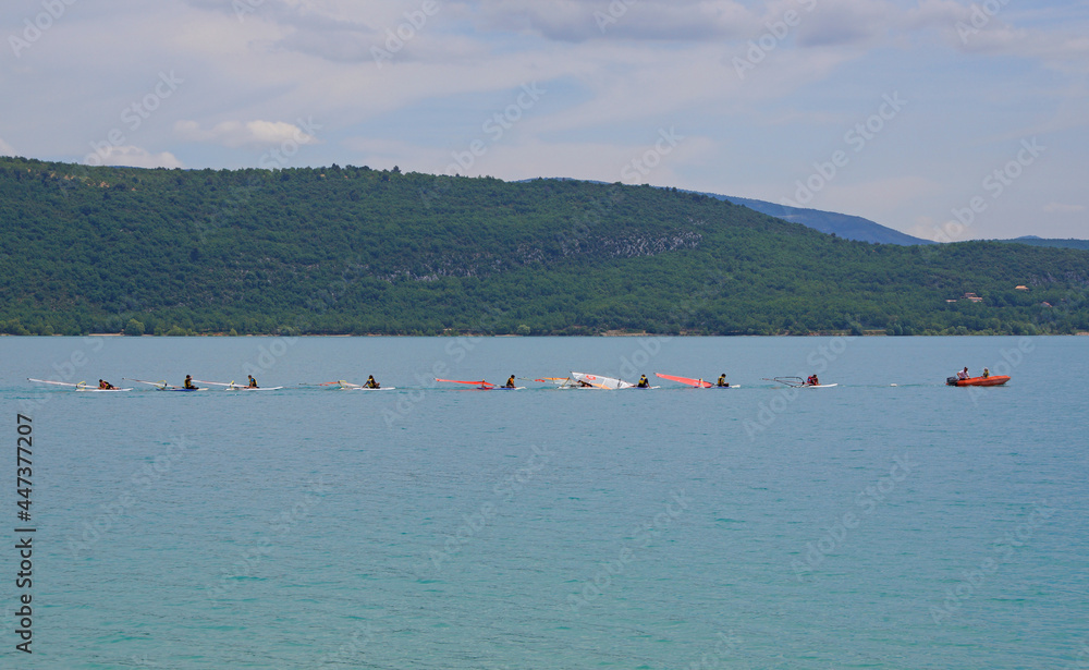Schüler einer Windsurf-Schule am Lac de Sainte-Croix (Frankreich) werden von einem Boot gemeinsam an ihr Ziel gezogen