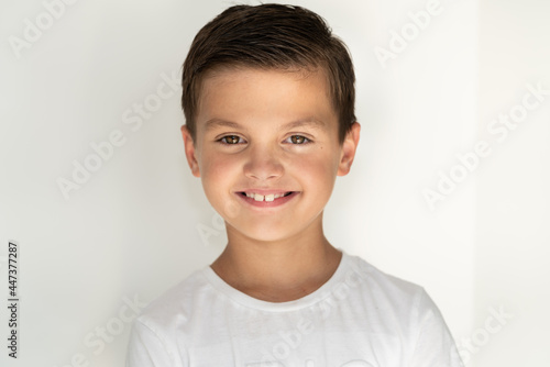 Ein Junge 7 Jahre alt guckt lächelnd in die Kamera