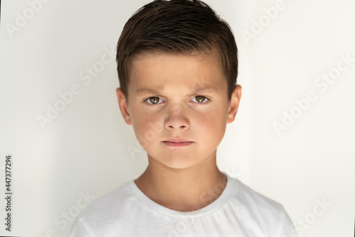 Ein Junge 7 Jahre alt guckt ernst in die Kamera