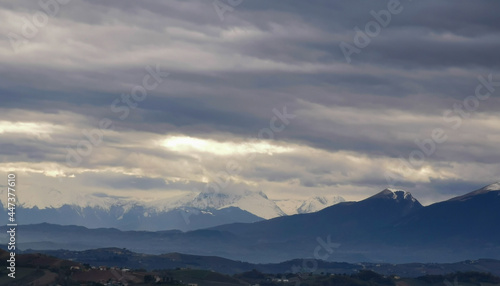 Nuvole grigie sopra le montagne innevate