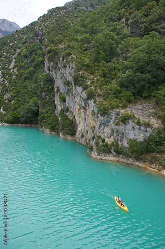 Urlauber auf dem türkis-farbigen Lac de Sainte-Croix, Frankreich, einem Stausee und Trinkwasserreservoir
