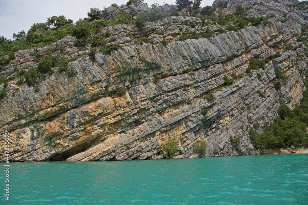 schräg gestellte Jurassische Kalksteine im Gorges du Verdon (Frankreich)