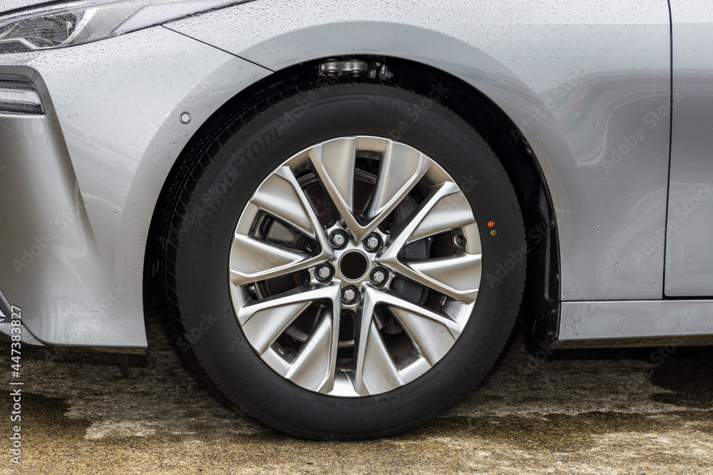 車のタイヤ ホイール old Wheel of the car 車のタイヤ ホイール old Wheel of the car