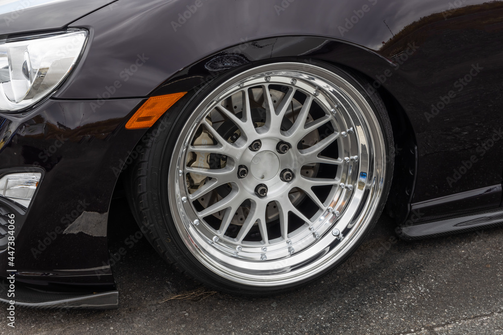 車のタイヤ ホイール old Wheel of the car 車のタイヤ ホイール old Wheel of the car