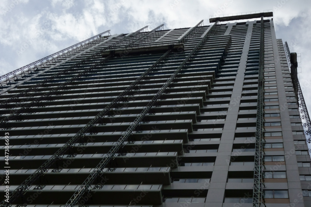 Fototapeta premium 超近代的な超高層ビルの斬新なデザイン、真下からの外観模様