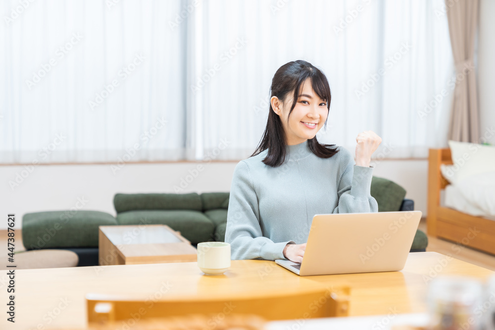 パソコンを見る女性