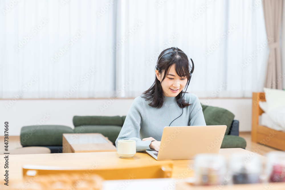 若い女性 パソコン 通信学習 若い女性 パソコン 通信学習