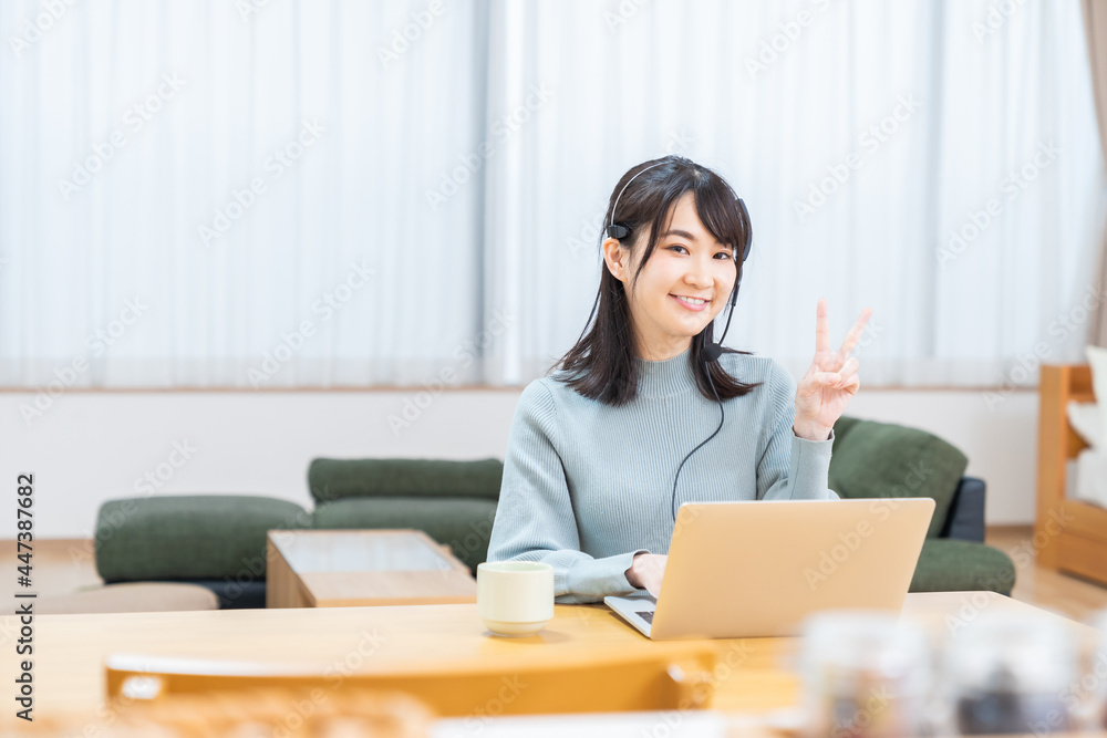 若い女性 パソコン 通信学習 若い女性 パソコン 通信学習