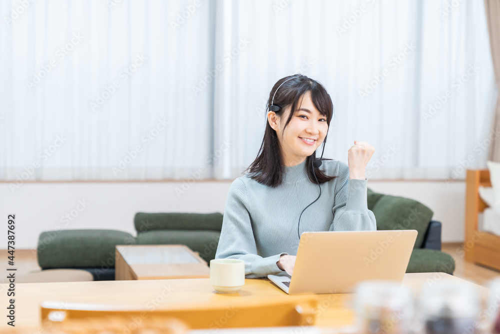 若い女性　パソコン　通信学習