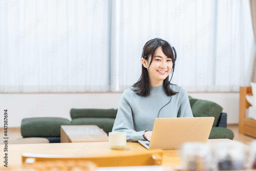 若い女性 パソコン 通信学習 若い女性 パソコン 通信学習
