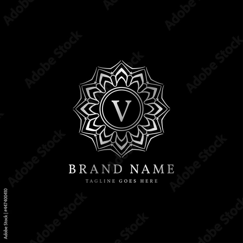 abstract round luxury letter V logo design for elegant fashion brand, beauty care, yoga class, hotel, resort, jewelry © badutsirkus