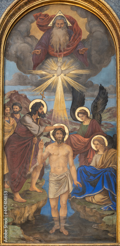 Foto VIENNA, AUSTIRA - JULI 5, 2021: The fresco of Baptism of Christ in orthodox Barbarakirche church by Svjatoslav Hordynskyj (1983–1985)