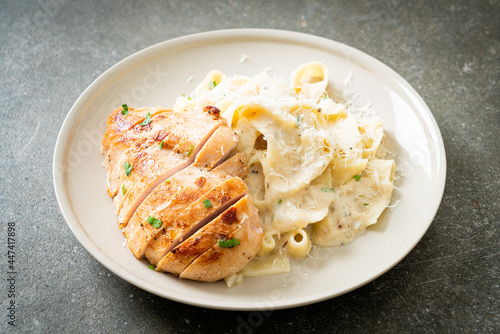 fettucine pasta white creamy sauce with grilled chicken