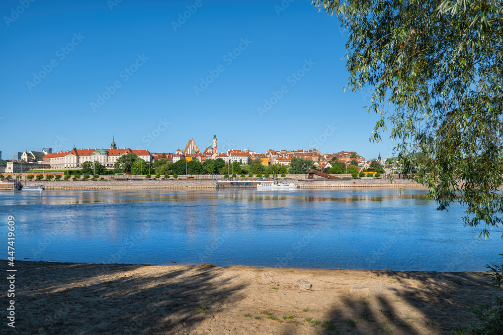 Obraz premium Warsaw Skyline From River Beach