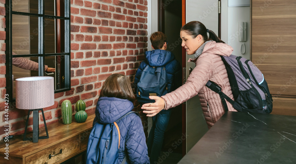 Εκτύπωση καμβά Family with emergency backpacks leaving their front door quickly due to an emerg