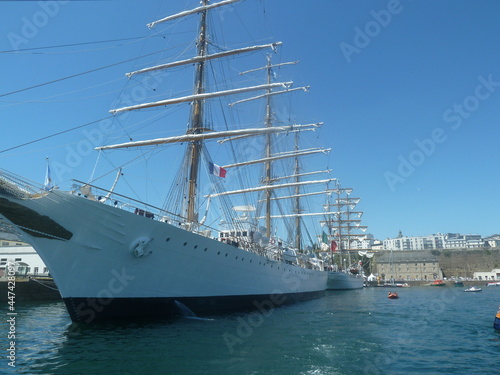 Fête des bateaux dans la ville de Brest, réunions de grands bateaux à voile à l'international, port maritime, commerce et militaire, évènement urbain, tournage de film