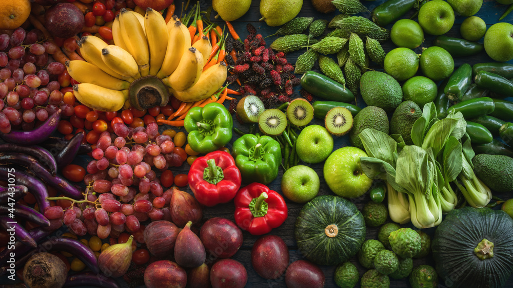 Naklejka Różne warzywa organiczne, Widok z góry różne świeże owoce i warzywa dla zdrowego stylu życia, Wiele surowych produktów do zdrowego odżywiania i diety