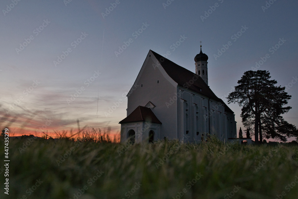 St. Kolumbianische (Coloman) Kirche in Schwangau bei Sonnenaufgang. Bayern, Deutschland
