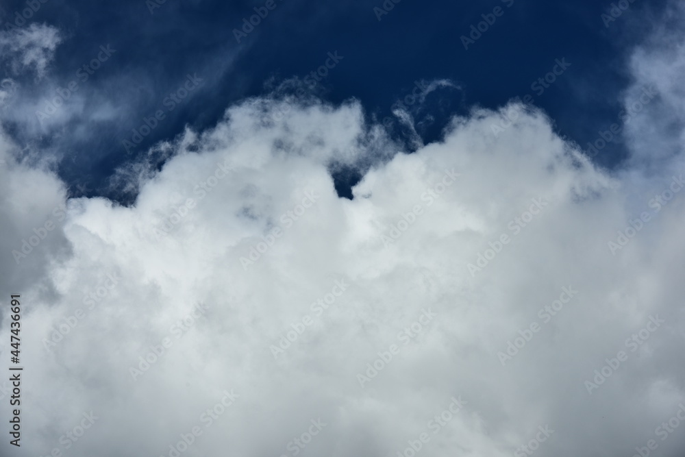 Obraz premium white clouds with bright sky