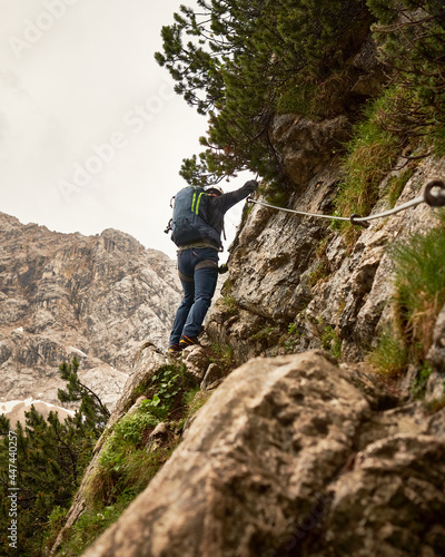 Kletterer in der Höllental Kletterstieg auf dem Weg zur Zugspitze von der Höllentalangerhütte photo