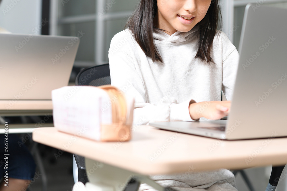 パソコン操作をする複数の女子学生達 パソコン操作をする複数の女子学生達