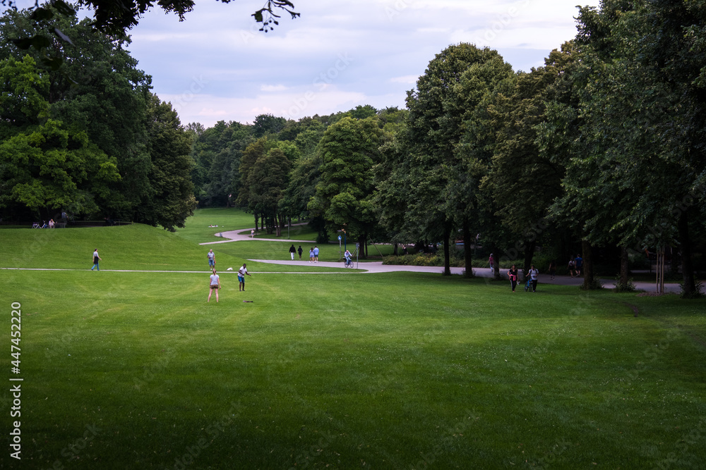 Obraz premium Westpark München mit Menschen im Sommer mit grünen Wiesen