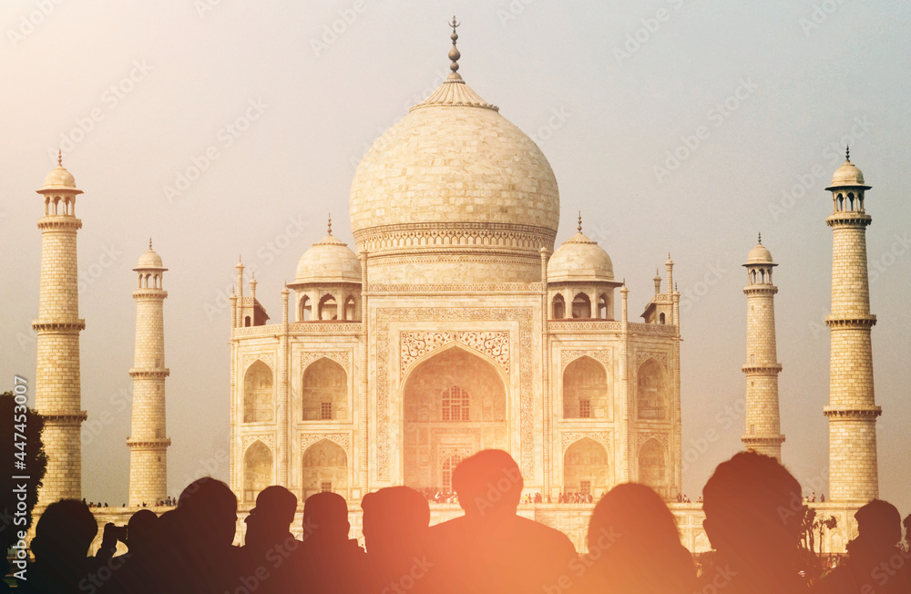 Obraz premium View of Taj Mahal with tourist silhouettes