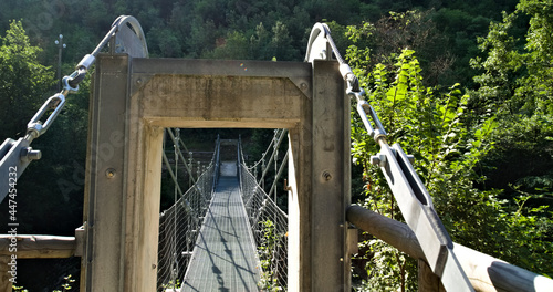 Ponte nel sentiero per le cascate del Fosso di Teria a Secchiano nelle Marche photo