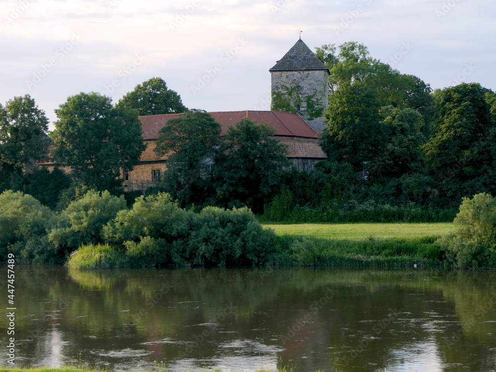 Fototapeta premium Burg Ohsen bei Hagenohsen in Niedersachsen