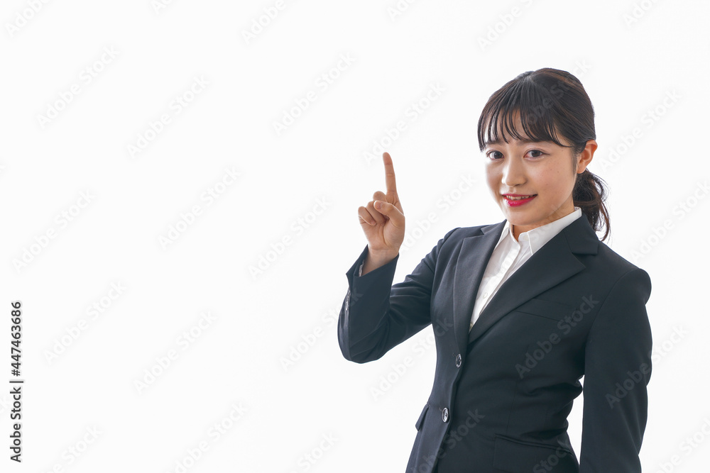 席を案内する若いカフェスタッフ 席を案内する若いカフェスタッフ