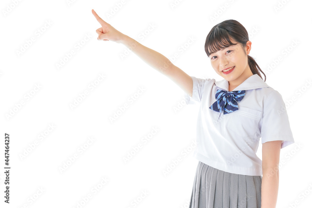 上を指差す制服を着た女子学生