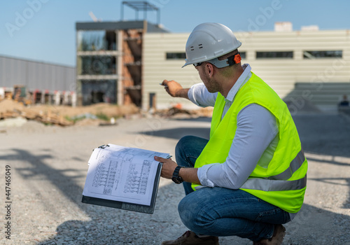 Canvas-taulu Engineer pointing at new building at construction site