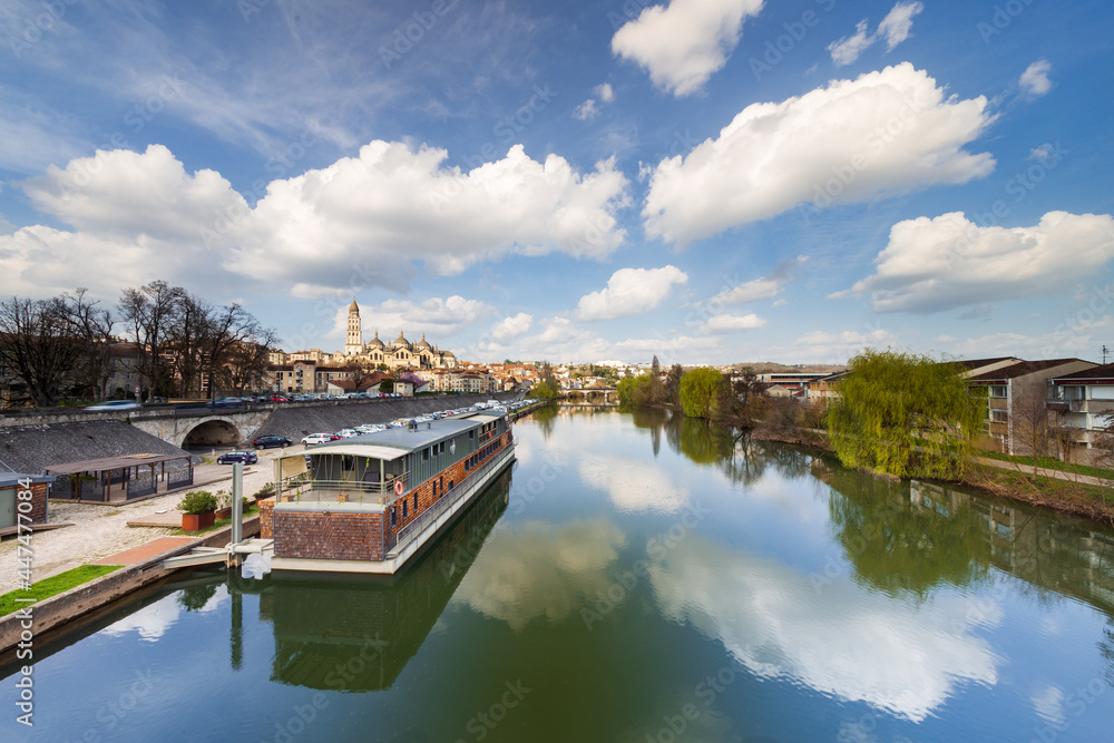 Φωτογραφία Wide sunset view of the Isle river with a barge or houseboat and the Saint Front cathedral in the background from the bridge Saint George