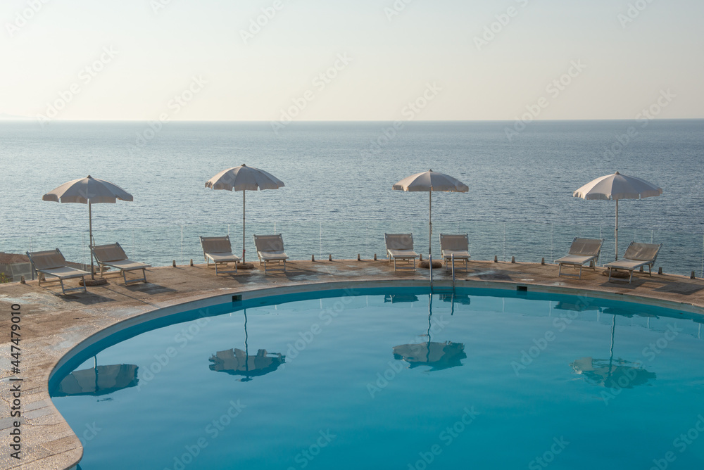 Fototapeta premium ombrelloni in piscina 