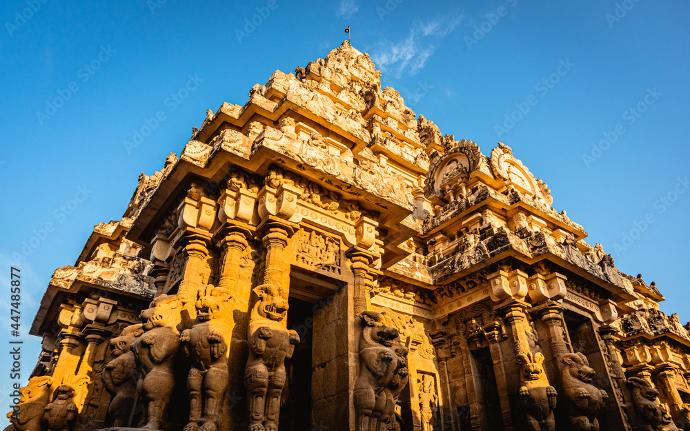 Obraz premium Beautiful Pallava architecture at The Kanchi Kailasanathar temple, Oldest Hindu temple in Kanchipuram, Tamil Nadu - South India