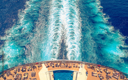 Vue du sillage et de la piscine arrière du MSC Seaside, navire de croisière de la Compagnie MSC Croisières le 15 juillet 2021 en navigation.