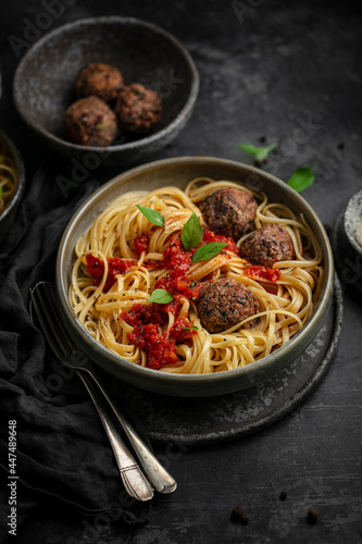 Assiette de spaghetti à la sauce tomate, basilic et boulettes de viande végétale