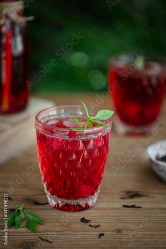 verre de boisson fraîche hibiscus et framboise