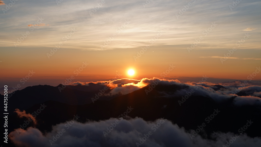 石鎚山 山頂からの夜明けからの日の出 石鎚山 山頂からの夜明けからの日の出