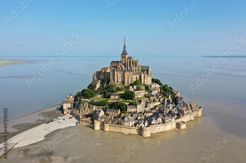 Vollformat Luftaufnahme von Le Mont Saint Michel mit dem historischen Kloster, Gezeiten Insel mit Parkplatz am frühen Morgen im Sommer im Atlantischem Ozean, Normandie, Frankreich