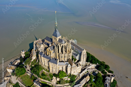 Photography Luftaufnahme von Le Mont Saint Michel mit dem historischen Kloster im Vordergrun