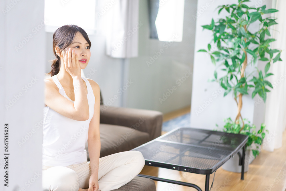 部屋でスキンケアをする若い女性 部屋でスキンケアをする若い女性